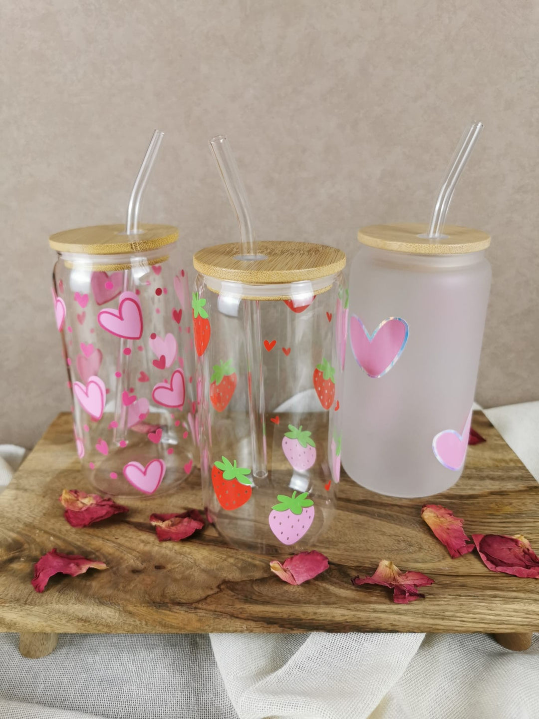 „Glasbecher mit Herzen oder Erdbeeren, Bambusdeckel und Glasstrohhalm – Heart Glass Cup von LUMARA“