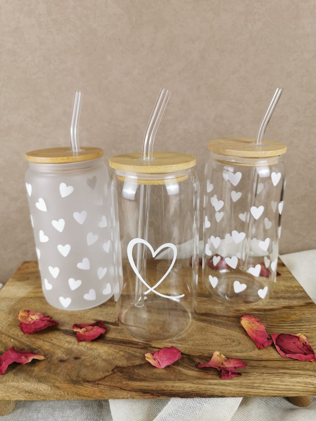 „Glasbecher mit weißen Herzen, Bambusdeckel und Glasstrohhalm – Heart Glass Cup von LUMARA“