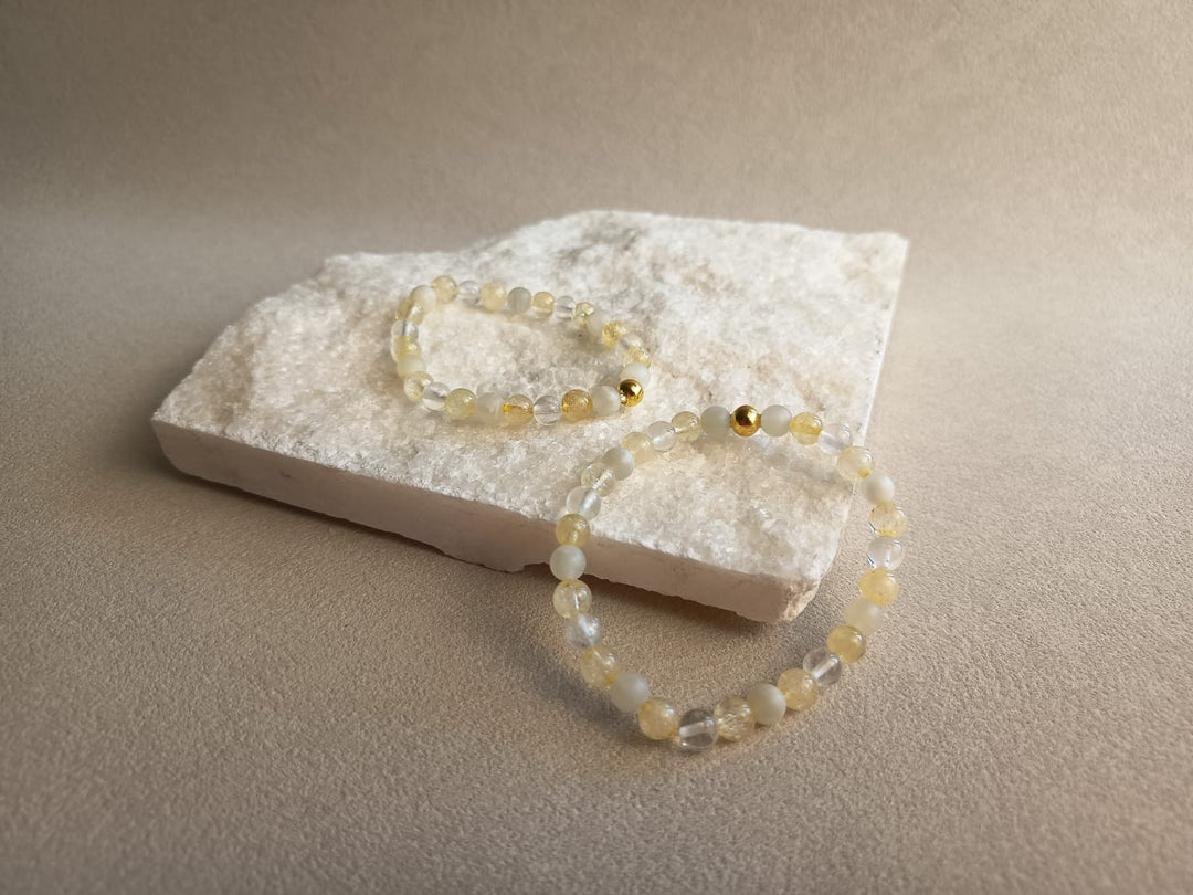 Lumara Handgefertigtes Edelsteinarmband Inner Bloom mit hellen Natursteinen und Goldakzent