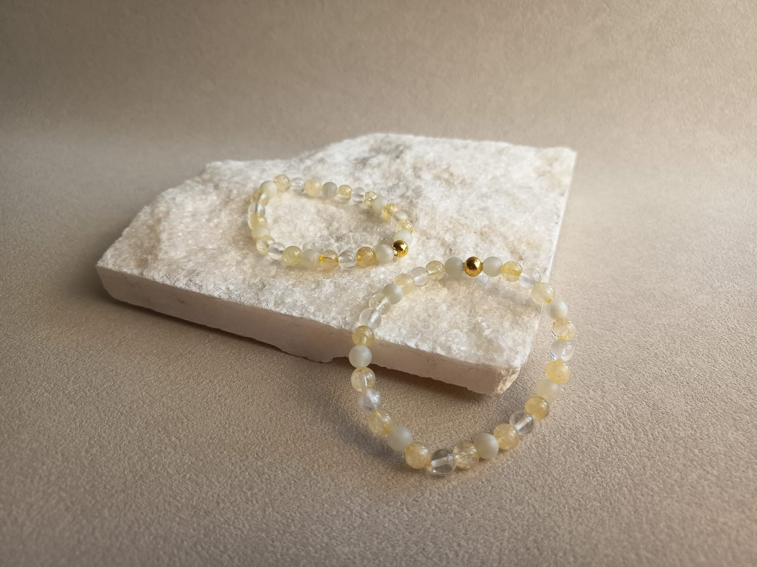 Lumara Handgefertigtes Edelsteinarmband Inner Bloom mit hellen Natursteinen und Goldakzent
