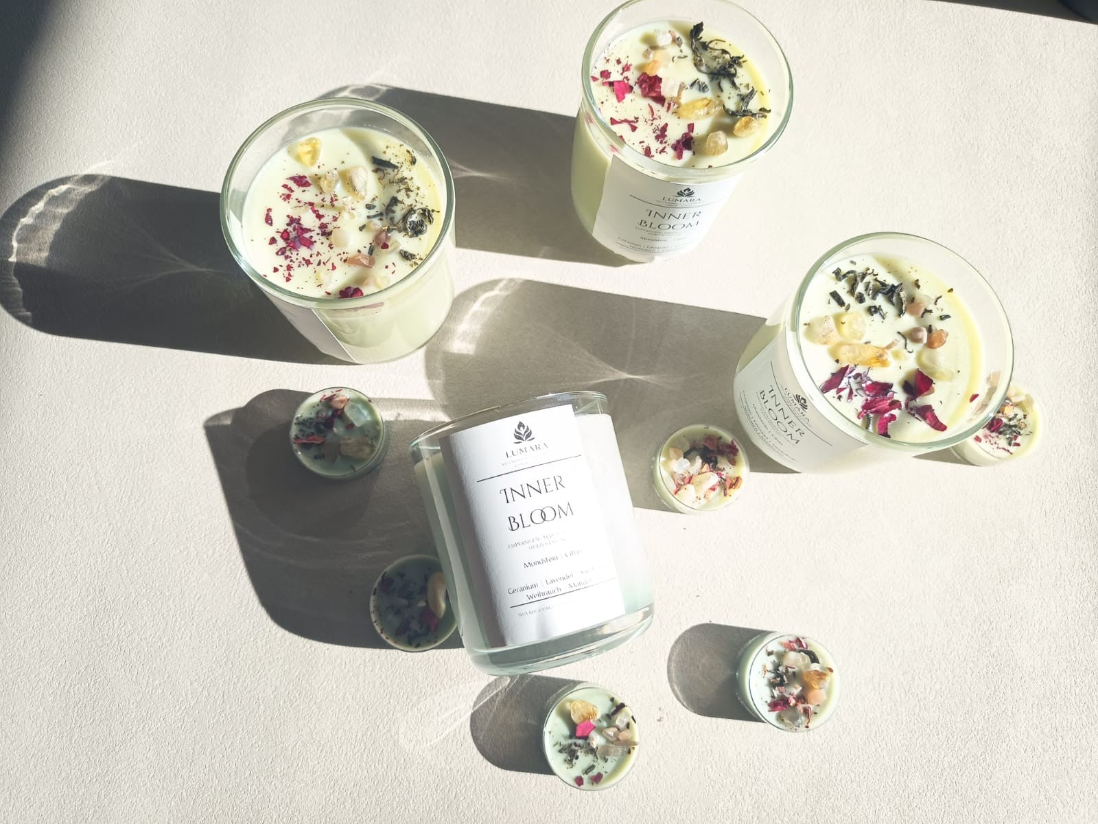 LUMARA Inner Bloom Neumond Ritualkerze aus Sojawachs mit Mondstein, Citrin und botanischen Blüten für Herzöffnung, Selfcare und sanftes Wachstum