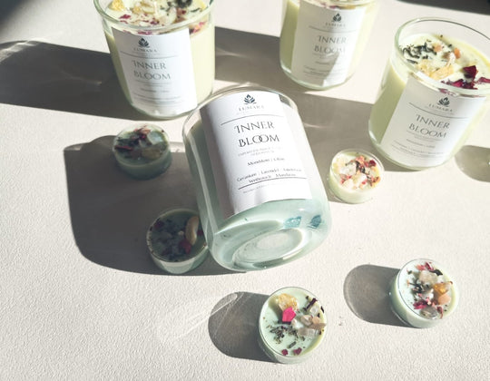 LUMARA Inner Bloom Neumond Ritualkerze aus Sojawachs mit Mondstein, Citrin und botanischen Blüten für Herzöffnung, Selfcare und sanftes Wachstum
