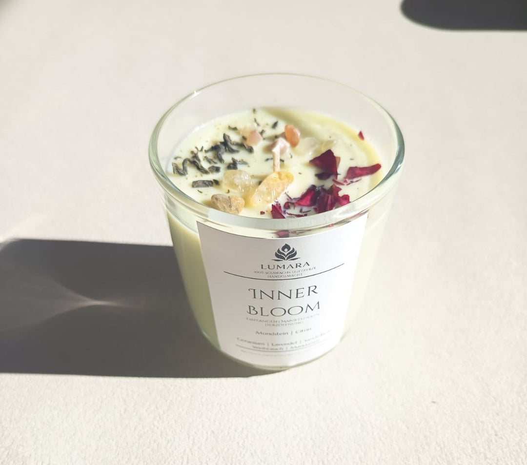 LUMARA Inner Bloom Neumond Ritualkerze aus Sojawachs mit Mondstein, Citrin und botanischen Blüten für Herzöffnung, Selfcare und sanftes Wachstum