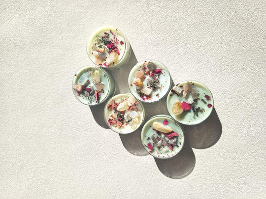 LUMARA Inner Bloom Neumond Ritualkerze aus Sojawachs mit Mondstein, Citrin und botanischen Blüten für Herzöffnung, Selfcare und sanftes Wachstum