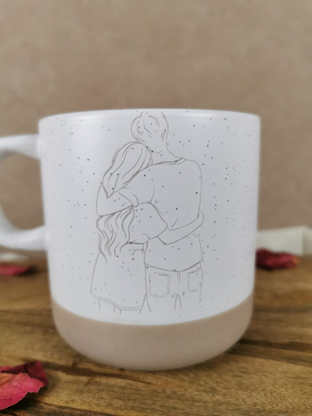 „Minimalistische Keramiktasse mit Line-Art Illustration einer Umarmung von hinten – Hold Me Mug von LUMARA“