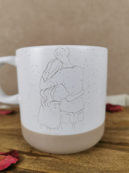 „Minimalistische Keramiktasse mit Line-Art Illustration einer Umarmung von hinten – Hold Me Mug von LUMARA“