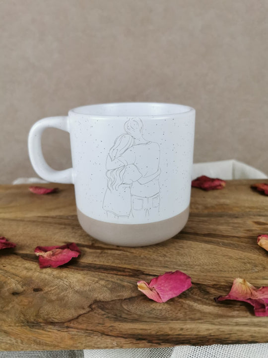 „Minimalistische Keramiktasse mit Line-Art Illustration einer Umarmung von hinten – Hold Me Mug von LUMARA“