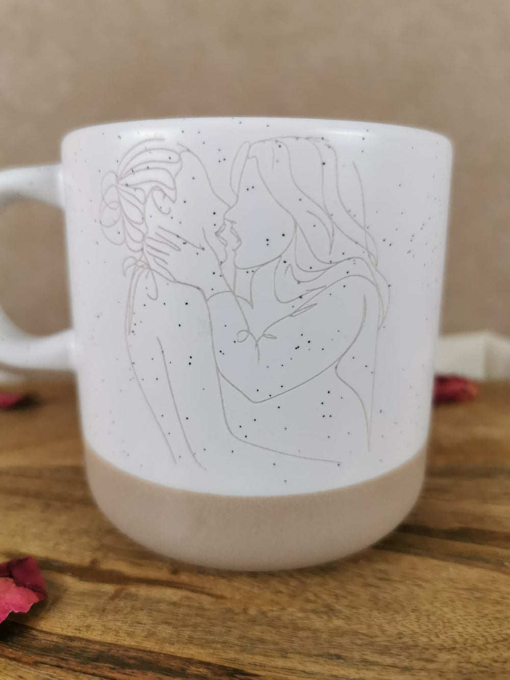 „Minimalistische Keramiktasse mit Line-Art Illustration eines umarmenden Paares – Love Line Mug von LUMARA“