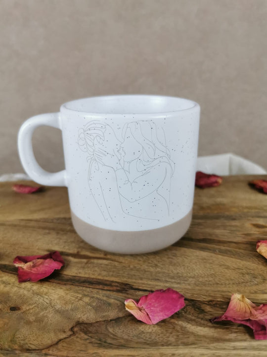 „Minimalistische Keramiktasse mit Line-Art Illustration eines umarmenden Paares – Love Line Mug von LUMARA“