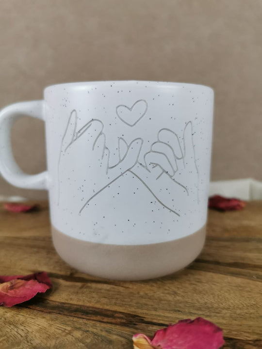 „Keramiktasse mit Pinky-Promise Line-Art und Herz – Liebestasse von LUMARA“
