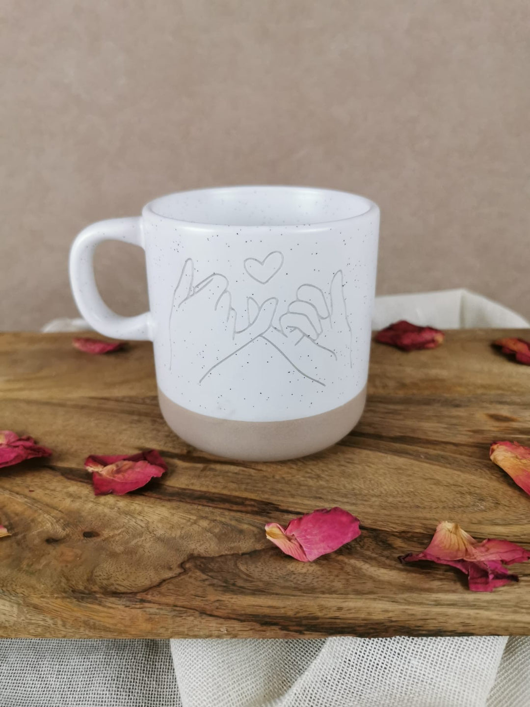 „Keramiktasse mit Pinky-Promise Line-Art und Herz – Liebestasse von LUMARA“