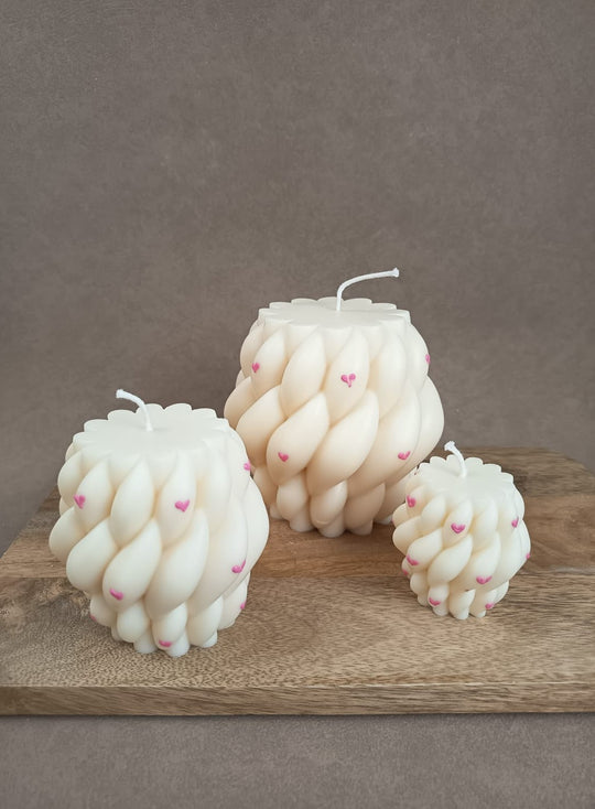 Handgemachte Designkerze Knäul mit Herzdetails von LUMARA – kleines Valentins- und Herzensgeschenk