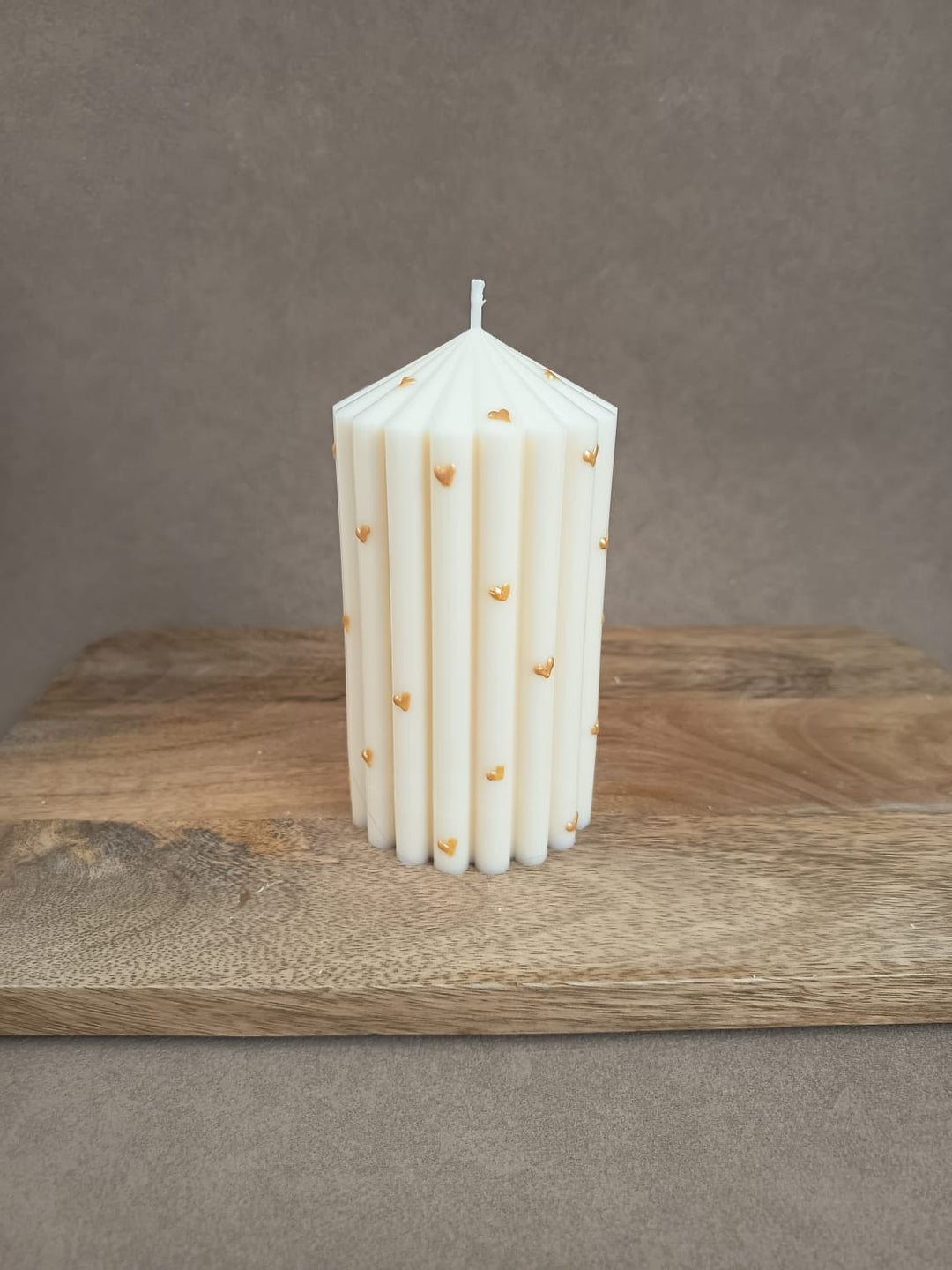 Handgemachte Rillenkerze mit Herzdetails von LUMARA – moderne Design- und Valentinskerze