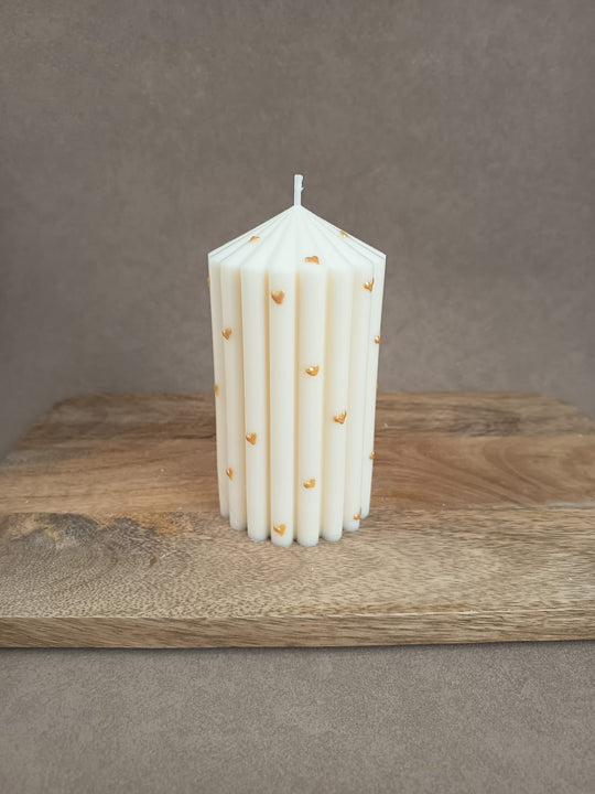 Handgemachte Rillenkerze mit Herzdetails von LUMARA – moderne Design- und Valentinskerze
