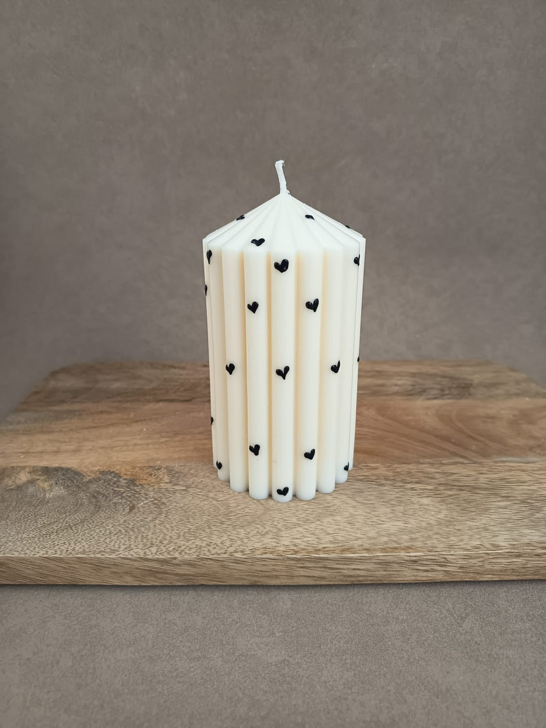 Handgemachte Rillenkerze mit Herzdetails von LUMARA – moderne Design- und Valentinskerze