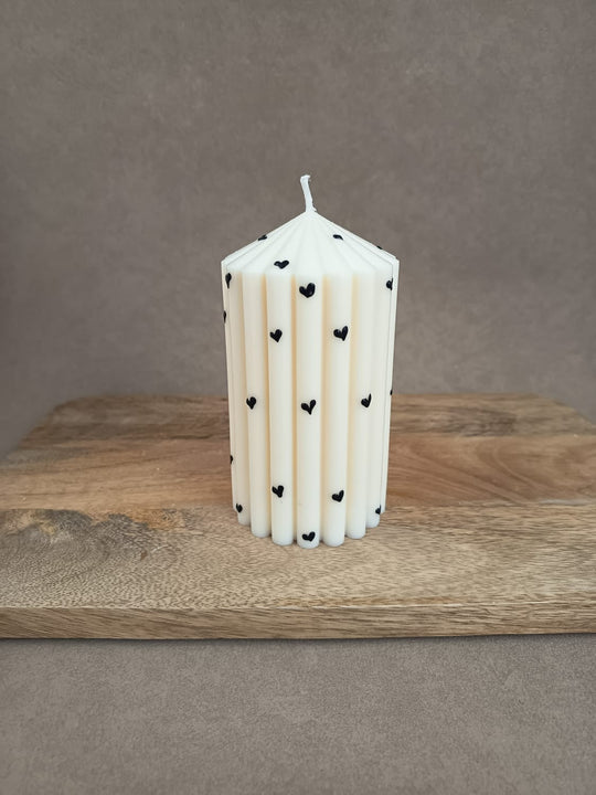 Handgemachte Rillenkerze mit Herzdetails von LUMARA – moderne Design- und Valentinskerze