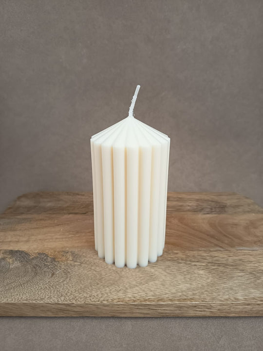 Handgemachte Rillenkerze mit Herzdetails von LUMARA – moderne Design- und Valentinskerze