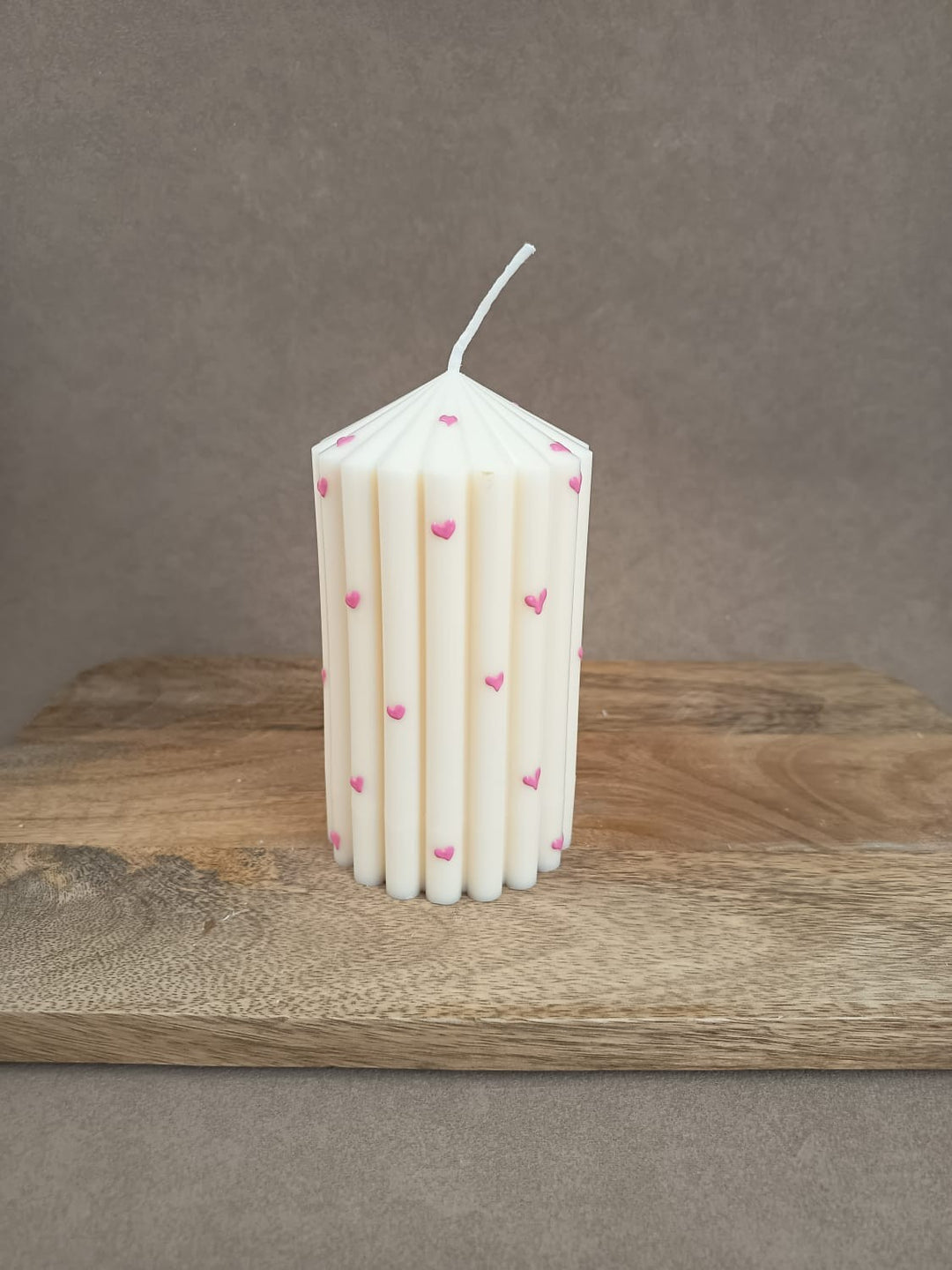 Handgemachte Rillenkerze mit Herzdetails von LUMARA – moderne Design- und Valentinskerze