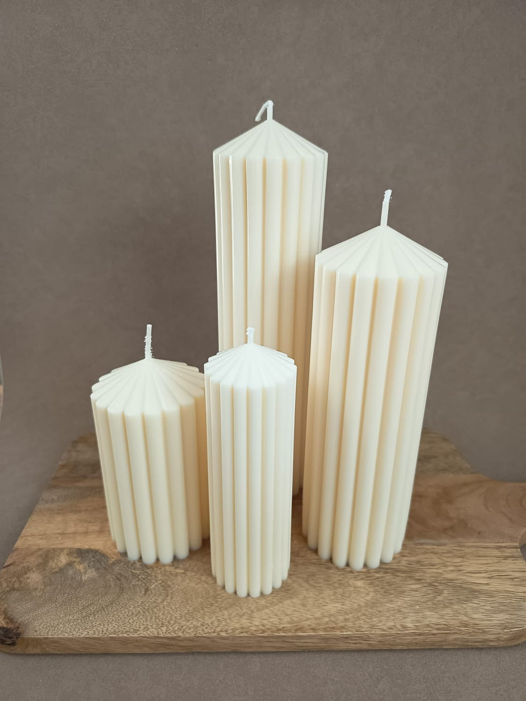 LUMARA Rillenkerze mit Herzdetails – handgemachte Designkerze aus Rapswachs