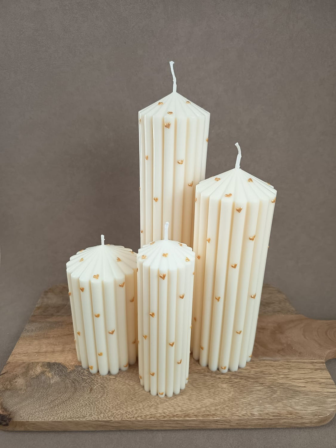LUMARA Rillenkerze mit Herzdetails in Gold – handgemachte Designkerze
