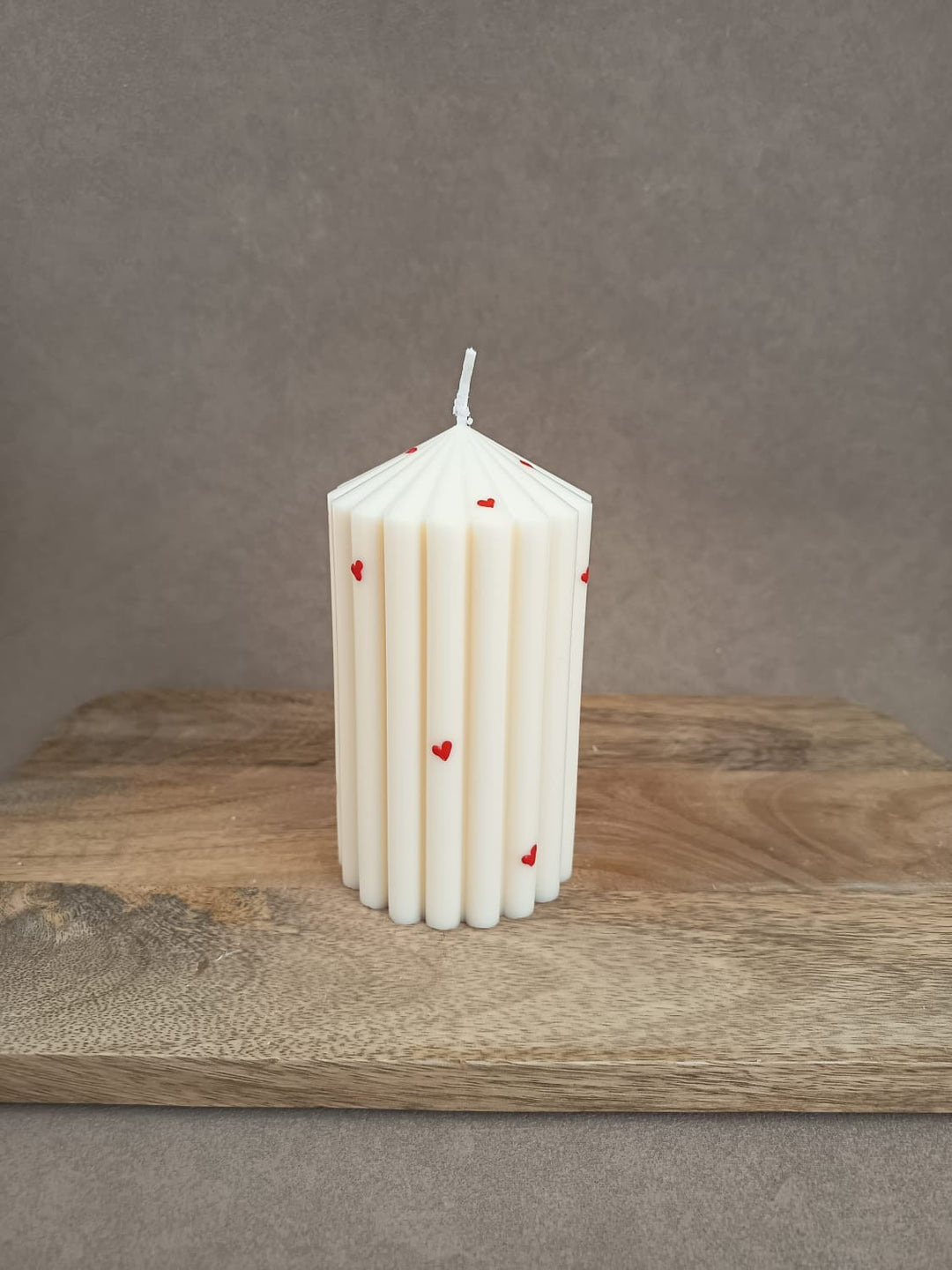 Handgemachte Rillenkerze mit Herzdetails von LUMARA – moderne Design- und Valentinskerze