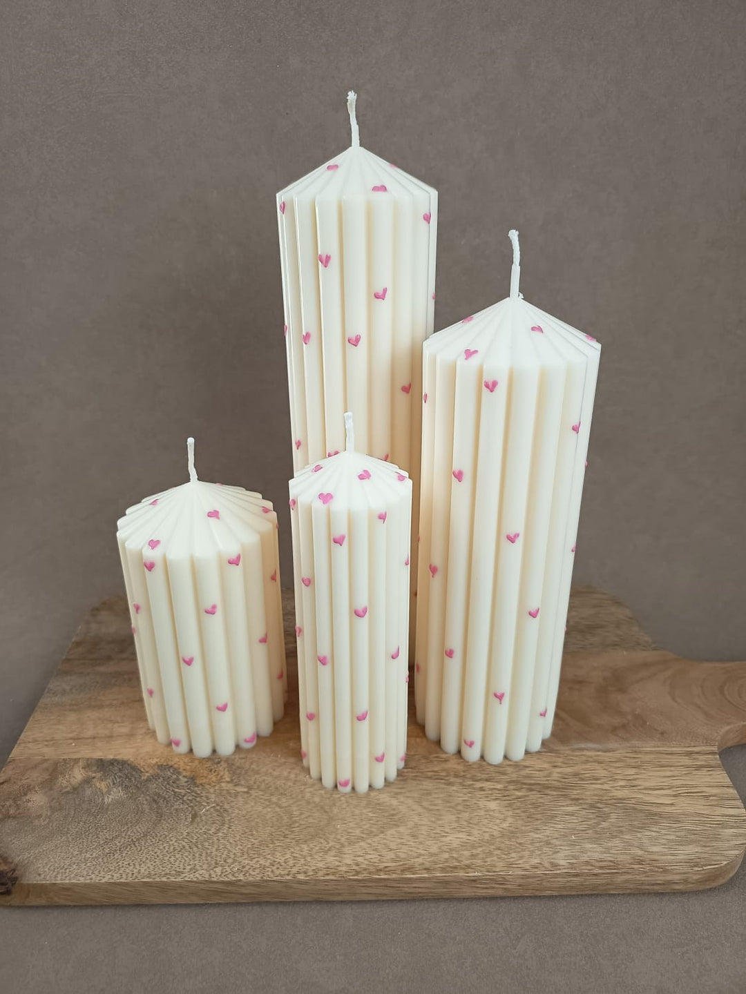 LUMARA Rillenkerze mit Herzdetails in Rosa – handgemachte Designkerze