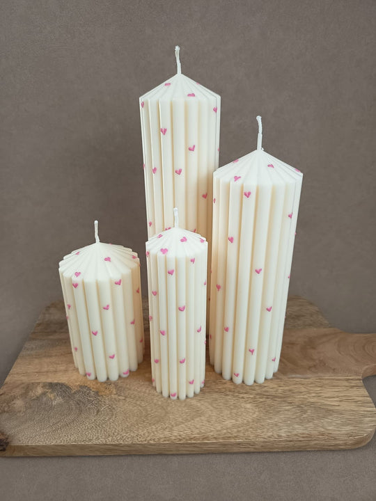 LUMARA Rillenkerze mit Herzdetails in Rosa – handgemachte Designkerze