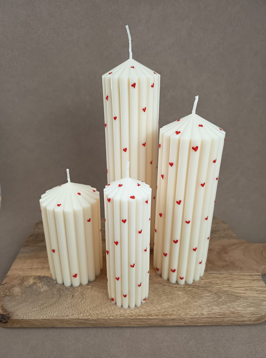 LUMARA Rillenkerze mit Herzdetails in Rot – handgemachte Designkerze