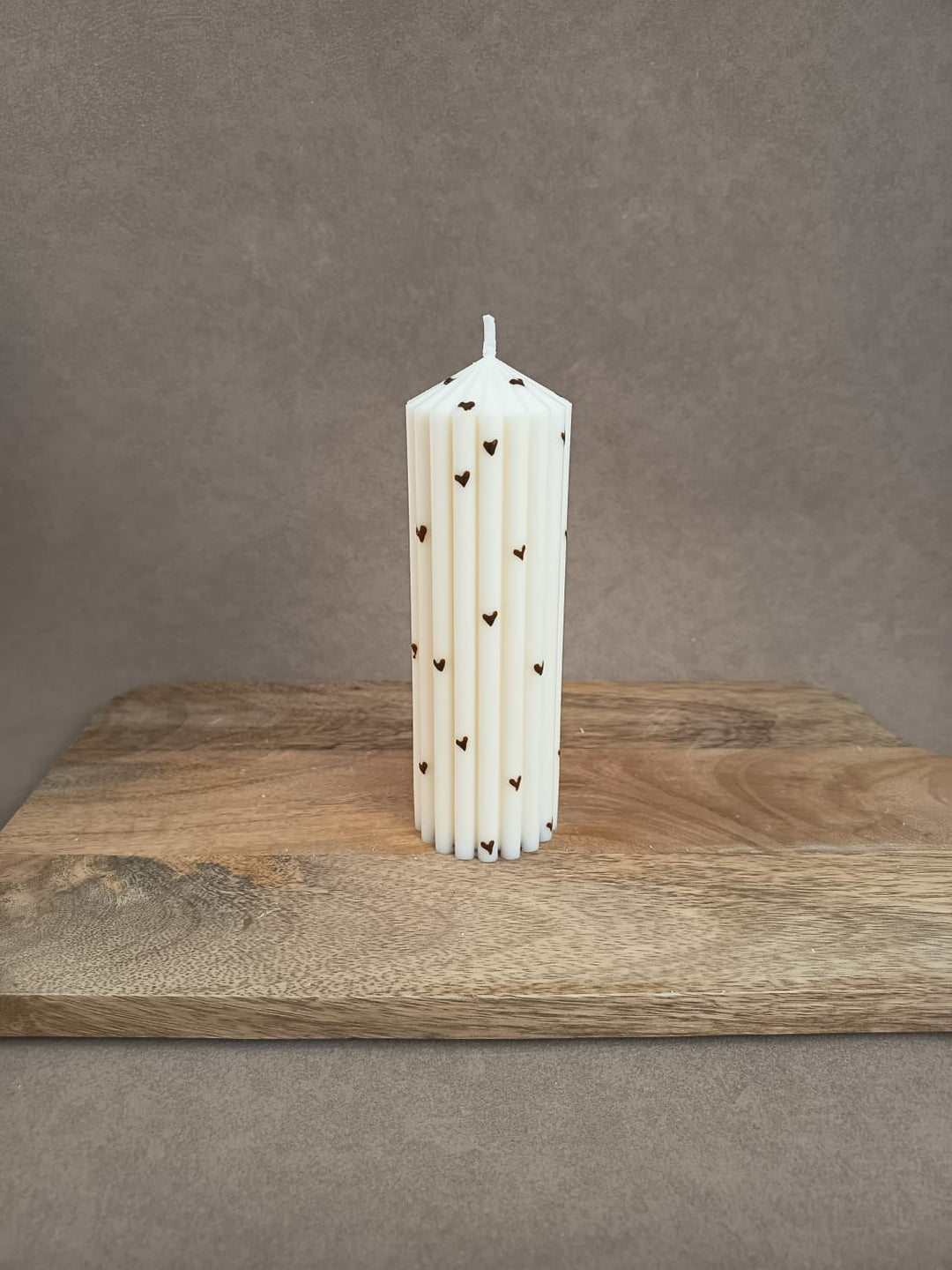 Handgemachte Rillenkerze mit Herzdetails von LUMARA – moderne Design- und Valentinskerze