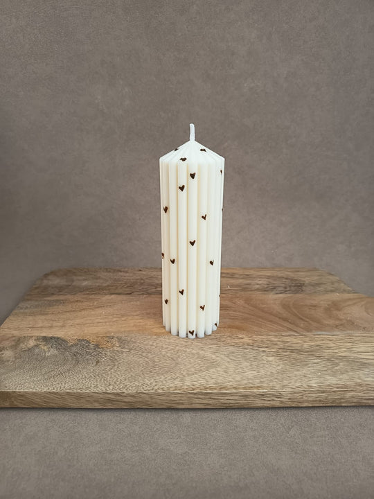 Handgemachte Rillenkerze mit Herzdetails von LUMARA – moderne Design- und Valentinskerze