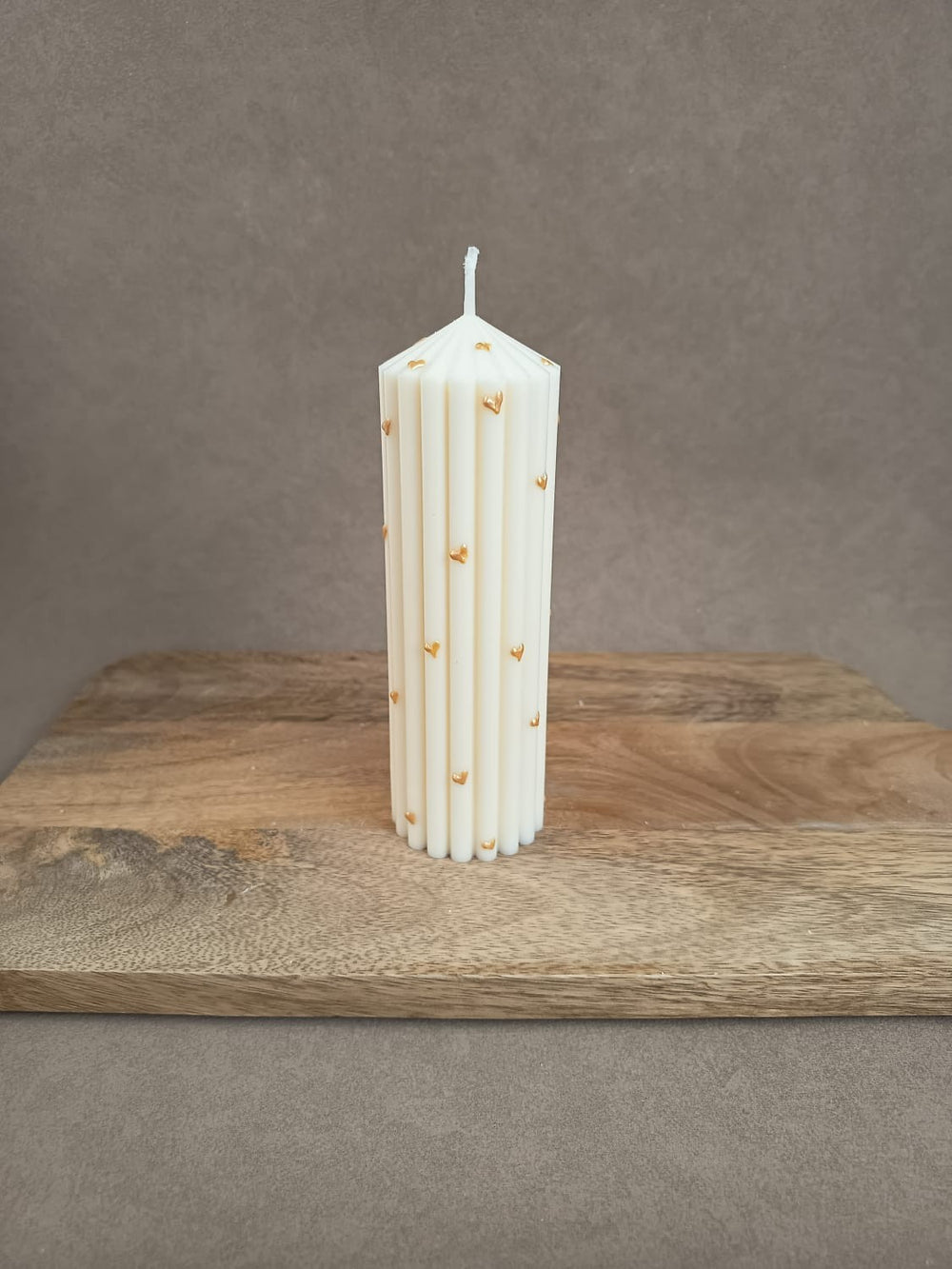 Handgemachte Rillenkerze mit Herzdetails von LUMARA – moderne Design- und Valentinskerze