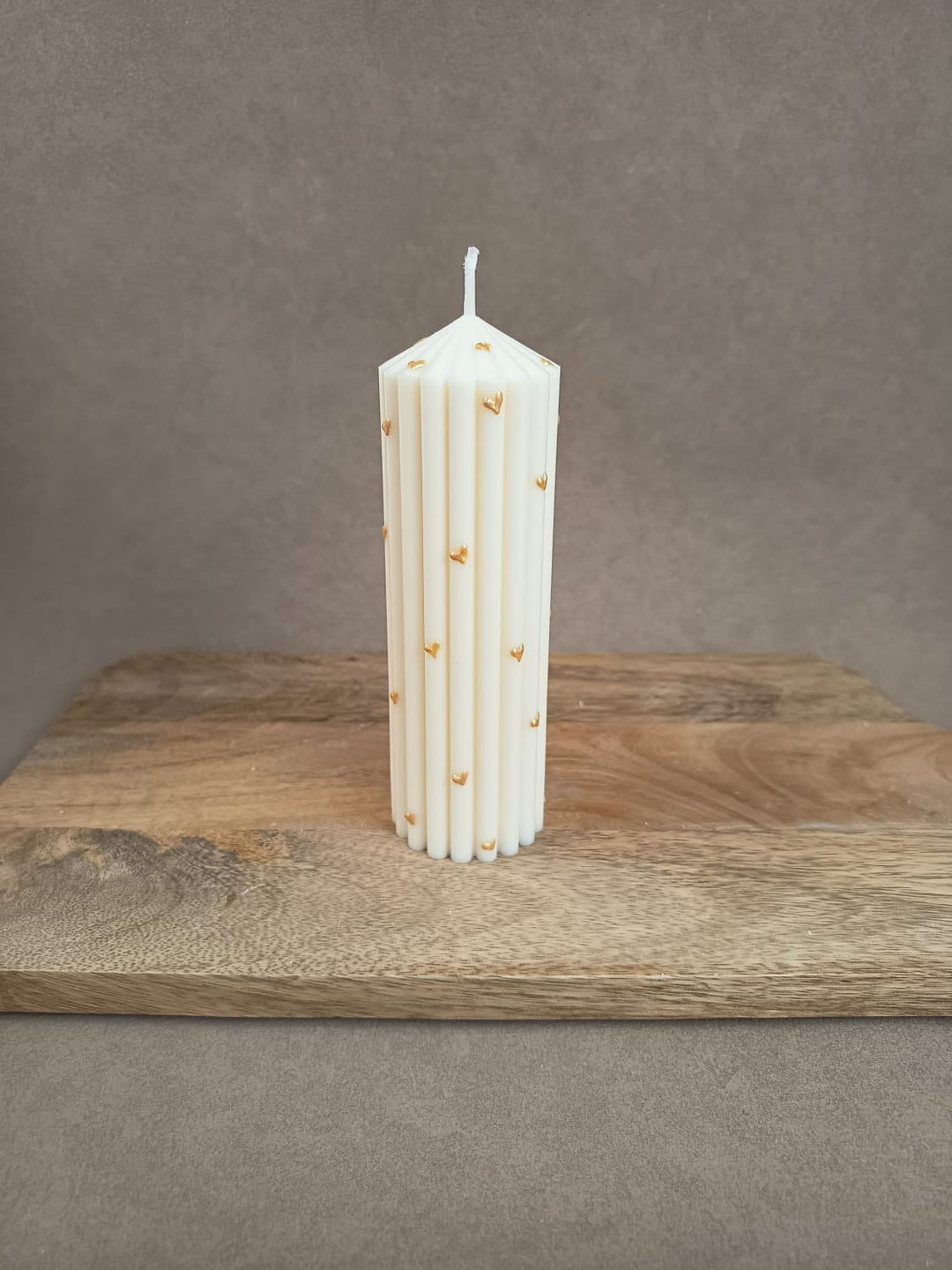 Handgemachte Rillenkerze mit Herzdetails von LUMARA – moderne Design- und Valentinskerze