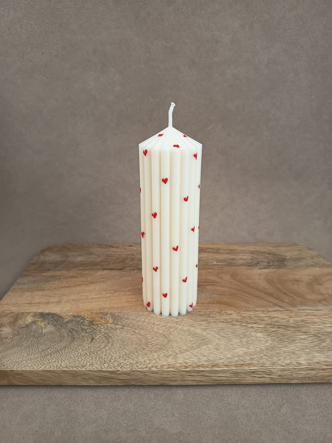 Handgemachte Rillenkerze mit Herzdetails von LUMARA – moderne Design- und Valentinskerze