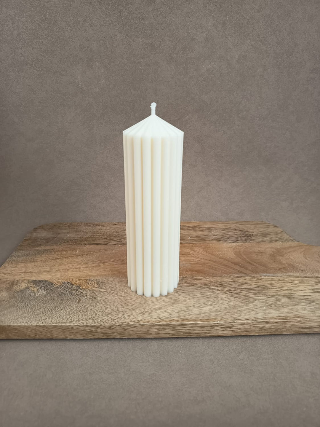 Handgemachte Rillenkerze mit Herzdetails von LUMARA – moderne Design- und Valentinskerze