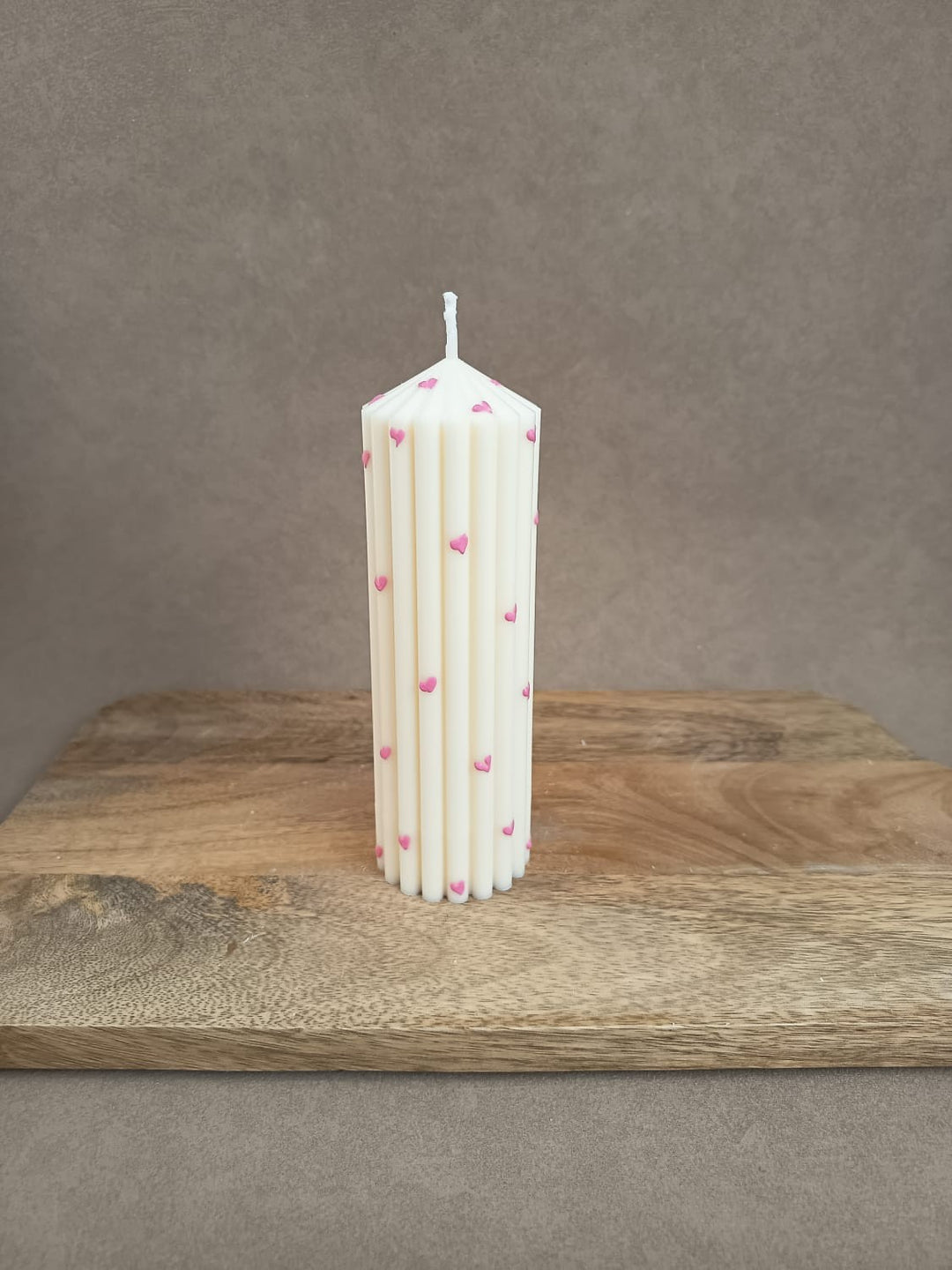 Handgemachte Rillenkerze mit Herzdetails von LUMARA – moderne Design- und Valentinskerze