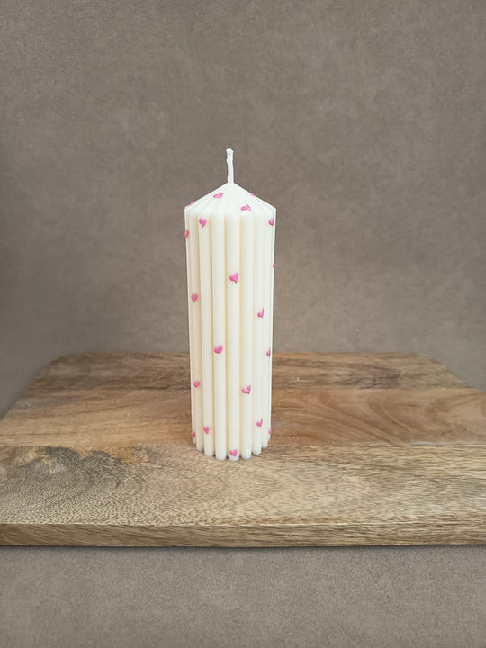 Handgemachte Rillenkerze mit Herzdetails von LUMARA – moderne Design- und Valentinskerze