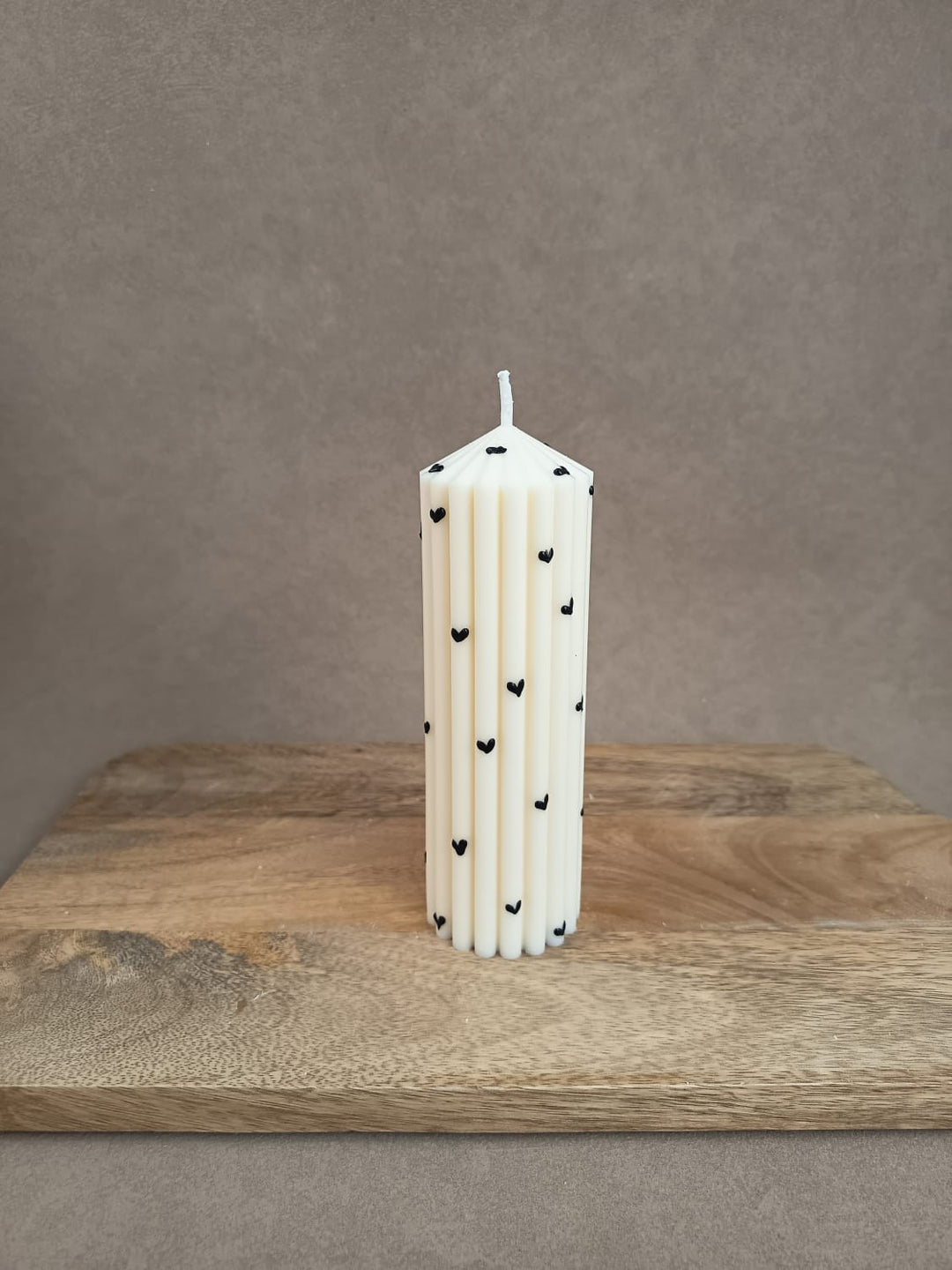 Handgemachte Rillenkerze mit Herzdetails von LUMARA – moderne Design- und Valentinskerze