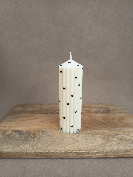 Handgemachte Rillenkerze mit Herzdetails von LUMARA – moderne Design- und Valentinskerze
