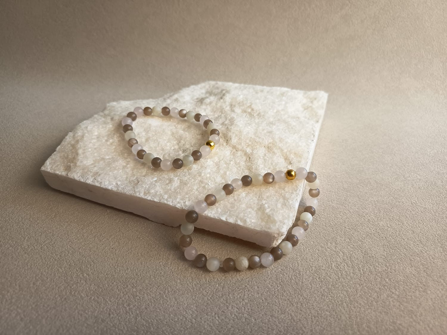 Lumara Handgefertigtes Edelsteinarmband Sacred Flame mit Natursteinen und Goldakzent