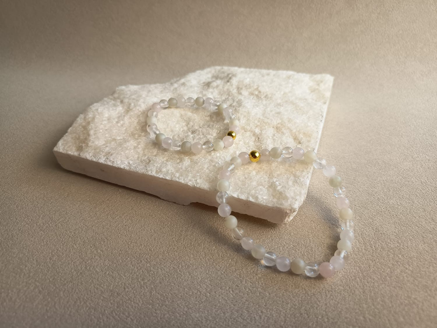 Lumara Handgefertigtes Edelsteinarmband Wild Bloom mit zarten Natursteinen und Goldakzent