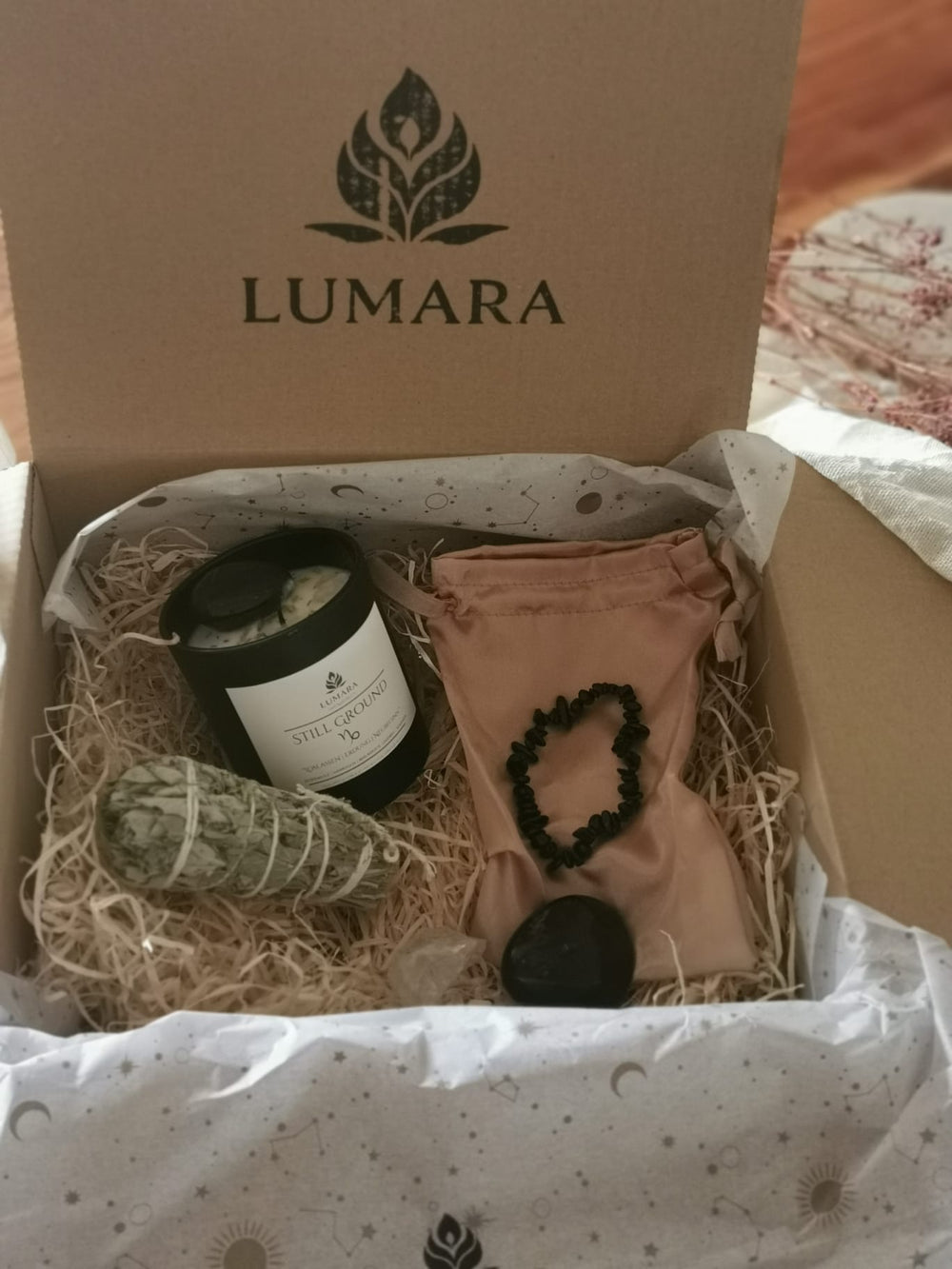 LUMARAS Still Ground Ritual Set – Geschenkbox mit Kerze, Turmalin Armband, Salbei und Samtbeutel