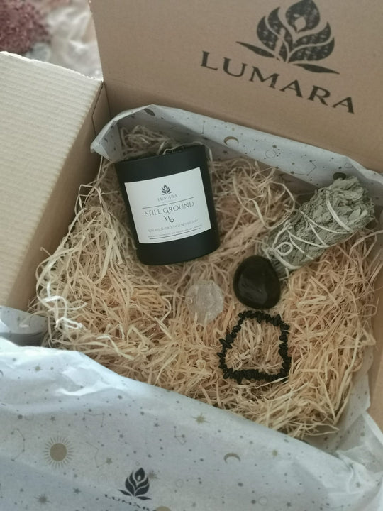 LUMARAS Still Ground Ritual Set – Steinbock Box mit Kerze, Turmalin Armband, Bergkristall und Salbei