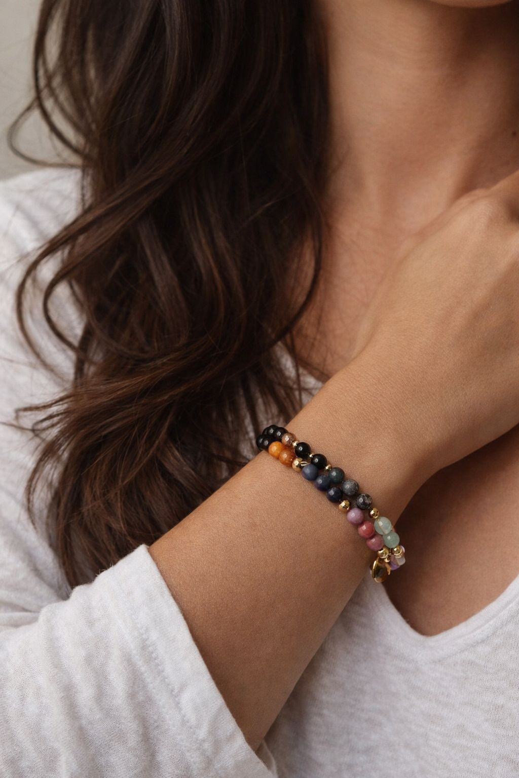 „Zartes Memory Armband mit Heilsteinen am Handgelenk – bedeutungsvoller Schmuck“