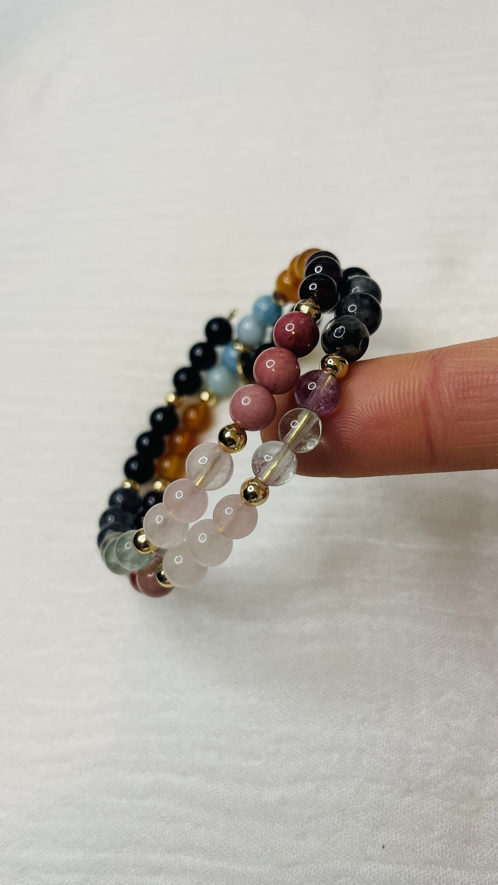 „Zartes Memory Armband mit Heilsteinen am Handgelenk – bedeutungsvoller Schmuck“