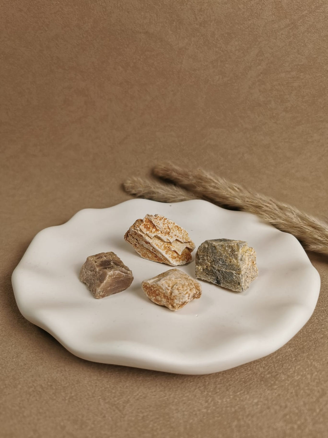 Mondstein Rohstein – Heilstein für Intuition, Weiblichkeit und emotionale Balance, auf weißem Teller von vorne