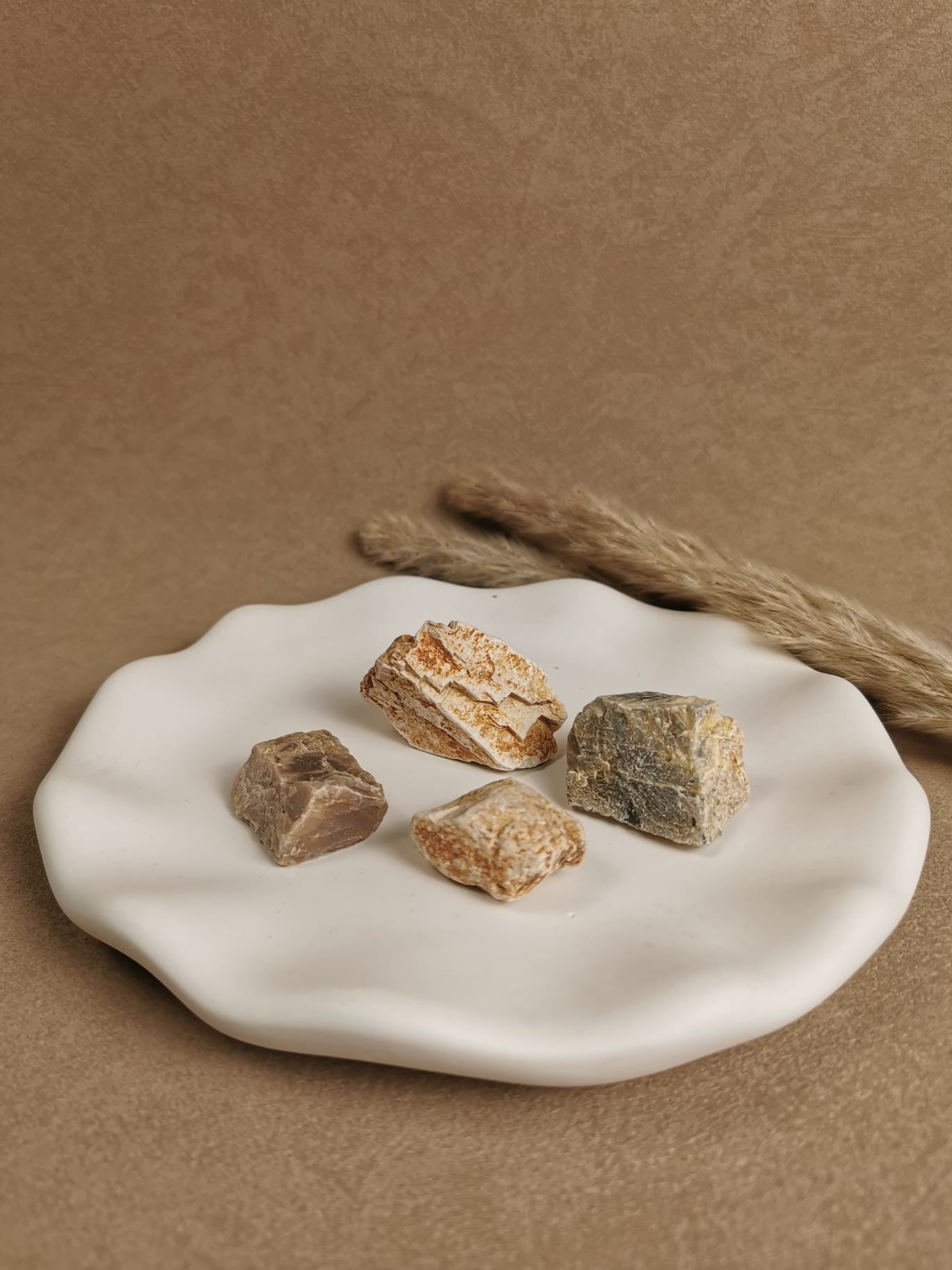 Mondstein Rohstein – Heilstein für Intuition, Weiblichkeit und emotionale Balance, auf weißem Teller von vorne
