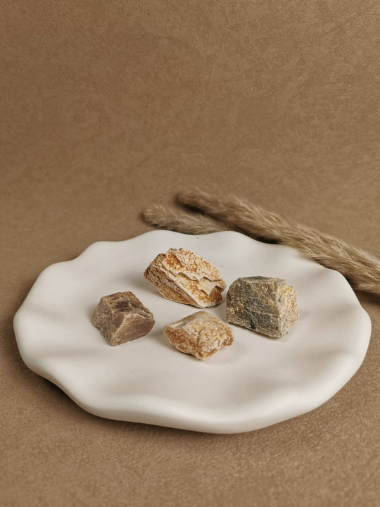 Mondstein Rohstein – Heilstein für Intuition, Weiblichkeit und emotionale Balance, auf weißem Teller von vorne