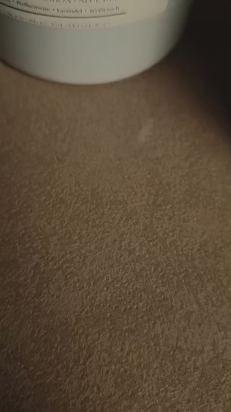 Lumara Neumond im Zwilling – Ritualkerze mit Aquamarin, Fluorit, Bergkristall &amp; Kornblume | handgegossen