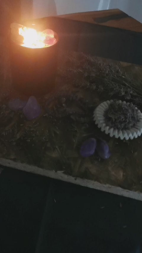 Free Ground Ritualkerze brennend auf Holzbrett – LUMARAS Sojawachskerze mit Amethyst &amp; Citrin