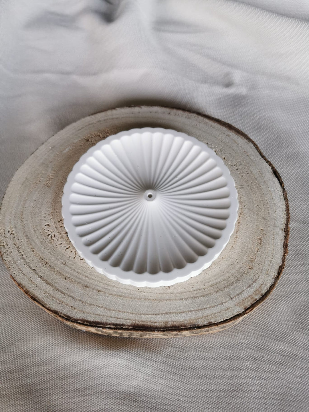 Handgefertigter weißer Räucherstäbchenhalter aus Keramik im minimalistischen Design für bewusste Rituale und Meditation